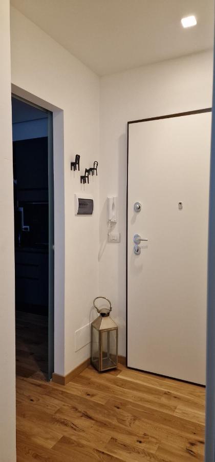 Hosts 21 *